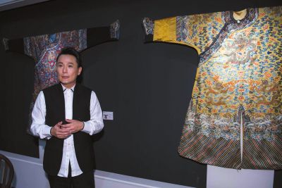會唱會收藏！張信哲北京辦明清織繡服飾展