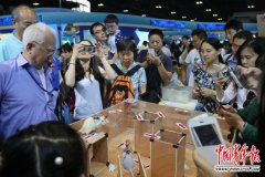 "十二五"科技創(chuàng)新成就展 千人記者團體驗科技