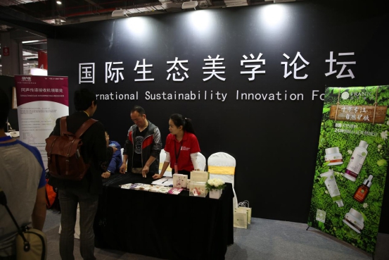 與此同時，法蘭琳卡營銷事業(yè)中心總經(jīng)理程英奇表示，目前國內(nèi)渠道的化妝品牌必須創(chuàng)新。傳統(tǒng)的功效性護膚品和基礎(chǔ)護膚品過于同質(zhì)化，現(xiàn)在人們越來越注重健康純凈、溫和的護膚產(chǎn)品，更多的消費者更是將眼光投到了自然護膚上，而國內(nèi)自然護膚的品牌發(fā)展相對較慢，使得消費者更傾向于國外品牌。所以企業(yè)想有一個好的發(fā)展，必須從傳統(tǒng)里跳出來。