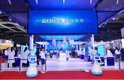 美博會創(chuàng)辦人、中華全國工商聯(lián)合會美容化妝品業(yè)商會會長馬婭女士參觀藍月亮洗滌科技館后接受媒體采訪，盛贊藍月亮卓越的創(chuàng)新精神和高度的社會責任感。