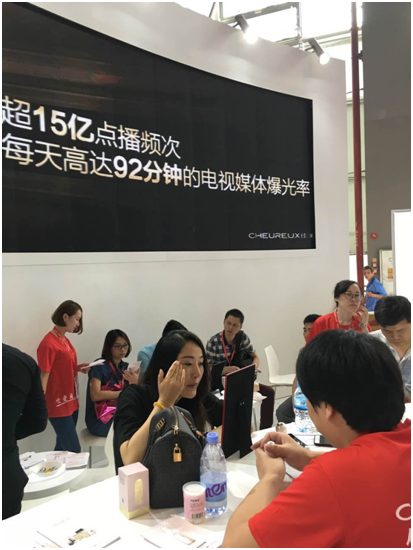 佳瀾網(wǎng)紅霜閃耀亮相美博會引爆全場(圖4) 佳瀾網(wǎng)紅霜閃耀亮相美博會引爆全場(圖4)