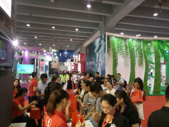 贏在移動(dòng)亮相廣州美博會(huì) 助千家美妝引爆銷量(圖3) 贏在移動(dòng)亮相廣州美博會(huì) 助千家美妝品牌引爆銷量
